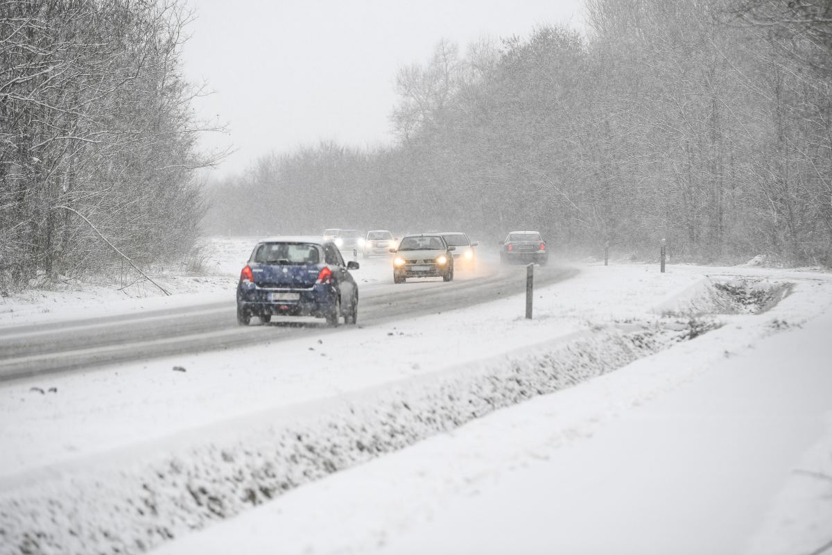 Romániában több helyen megbénult a forgalom a hófúvástól