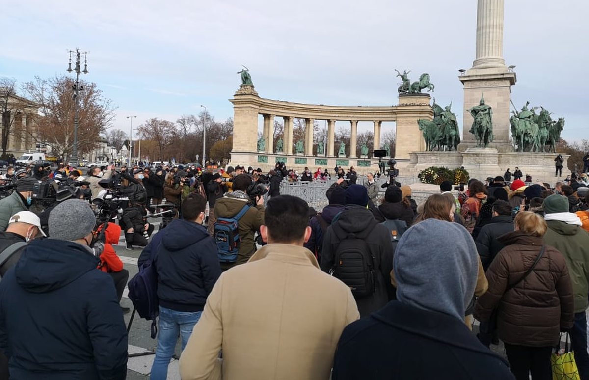 Az újranyitásért tüntettek a Hősök terén – A rendőrség mindenkit igazoltatott