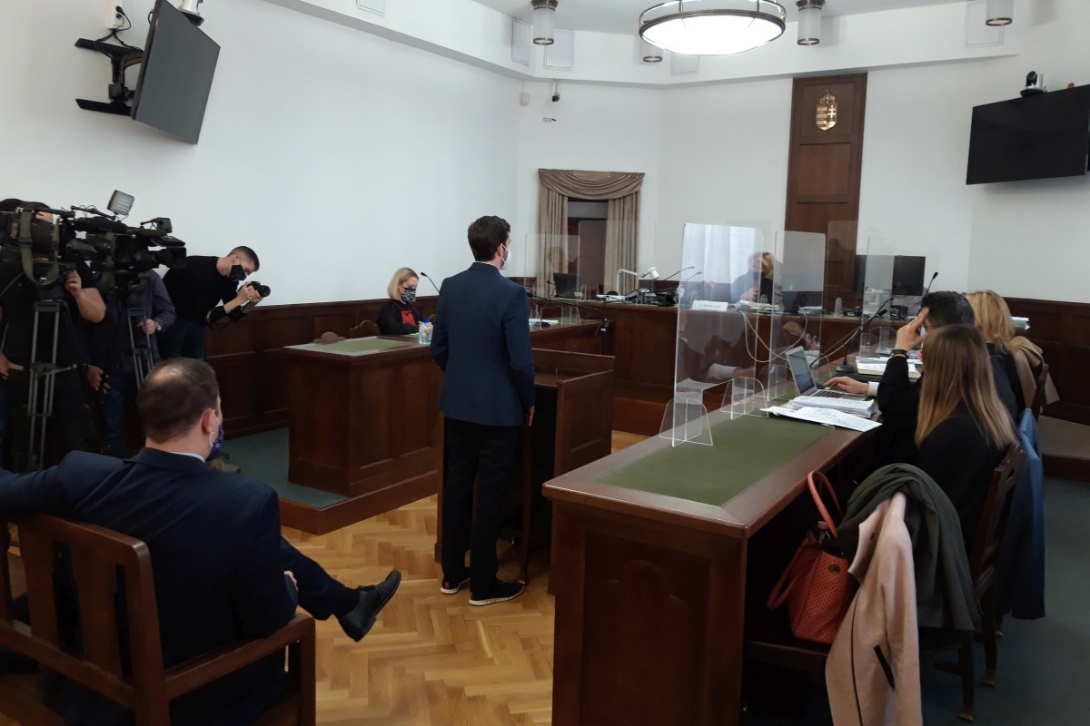 Videófelvételeken elemezték a bíróságon Fekete-Győr Andrásék dobálását