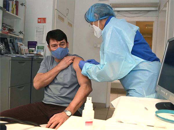 Nem várt őszig a Pfizerre, kínai vakcinával oltották be Áder Jánost