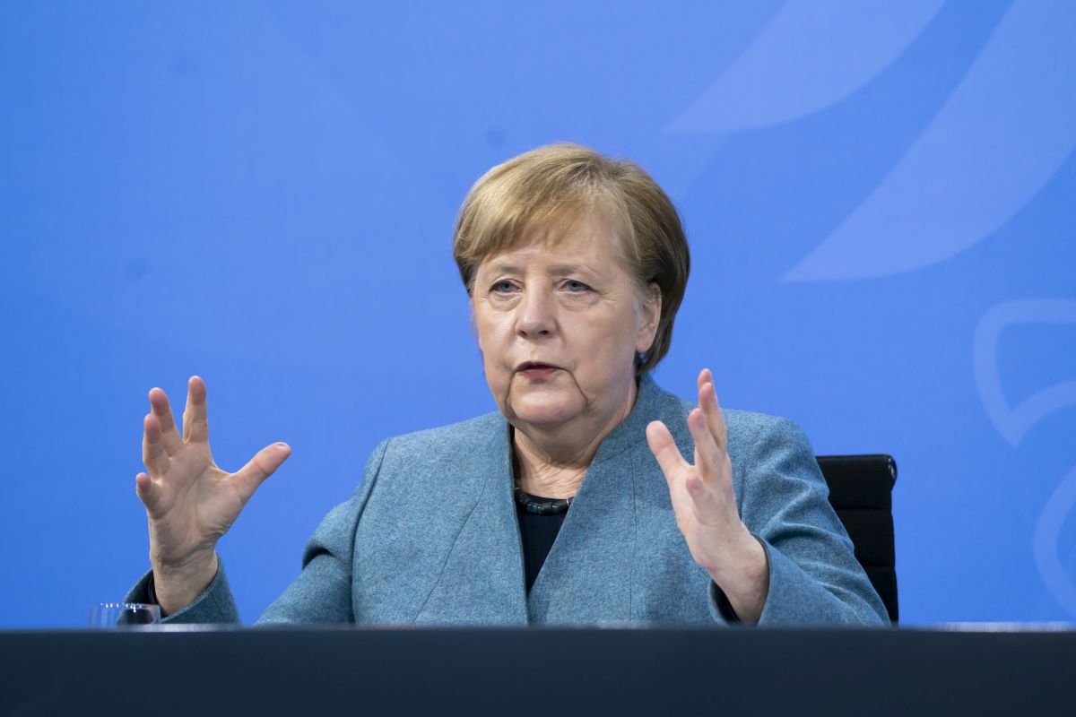 Merkel szerint nyár végéig minden felnőttet be lehet oltani Németországban