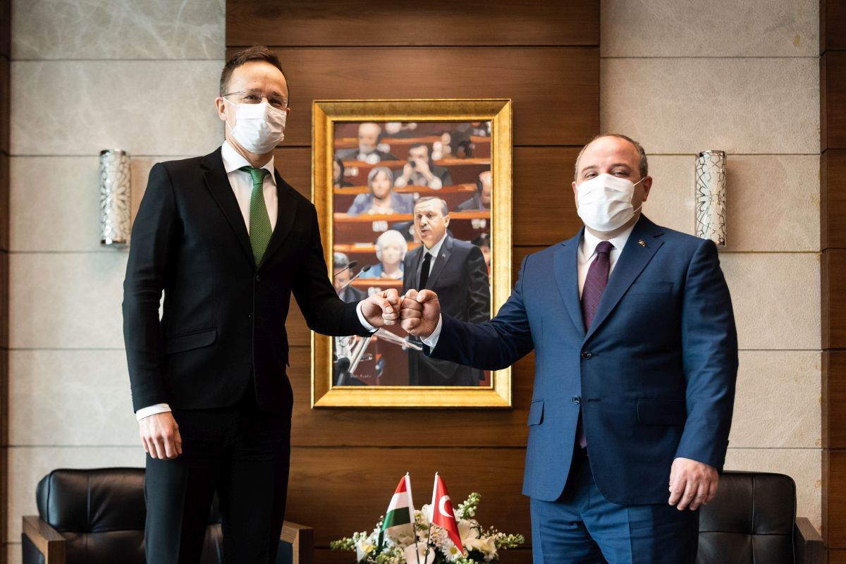 Szijjártó bejelentette: a törökök magyar együttműködéssel tesztelnék saját vakcinájukat