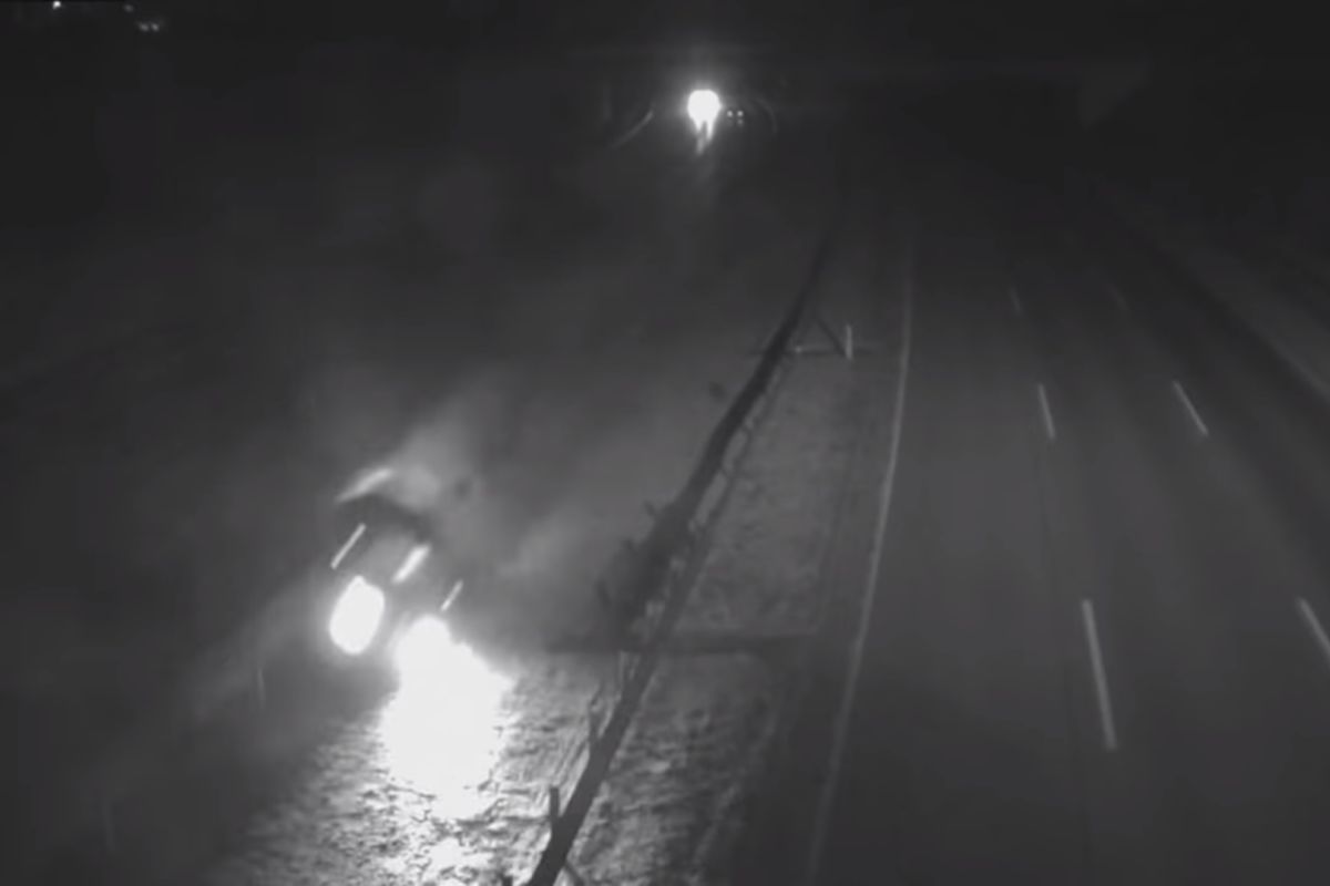 Videón, ahogy balesetezik egy ittas sofőr éjszaka, majd az autóút belső sávjában sétálgat
