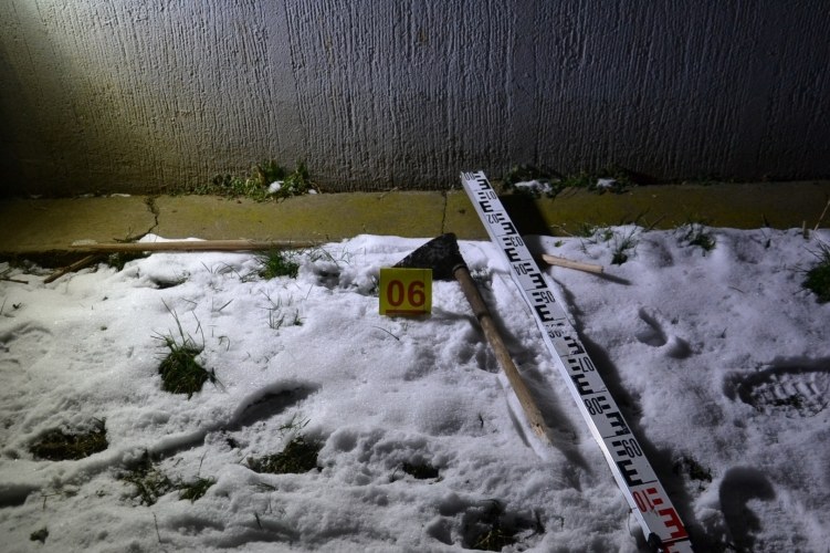 Ásóval, kapával és bottal verték össze ismerőseiket