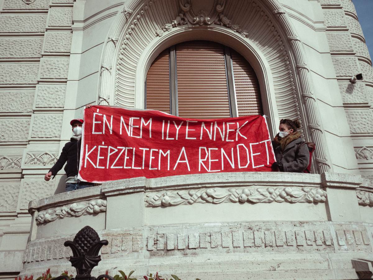 Tüntetők elfoglalták a Fidesz-székház erkélyét