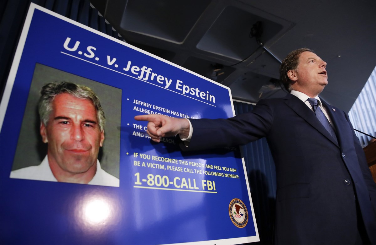 Bűnszövetkezetben elkövetett szexkereskedelem – újabb vádak a pedofil Epstein „kerítője” ellen