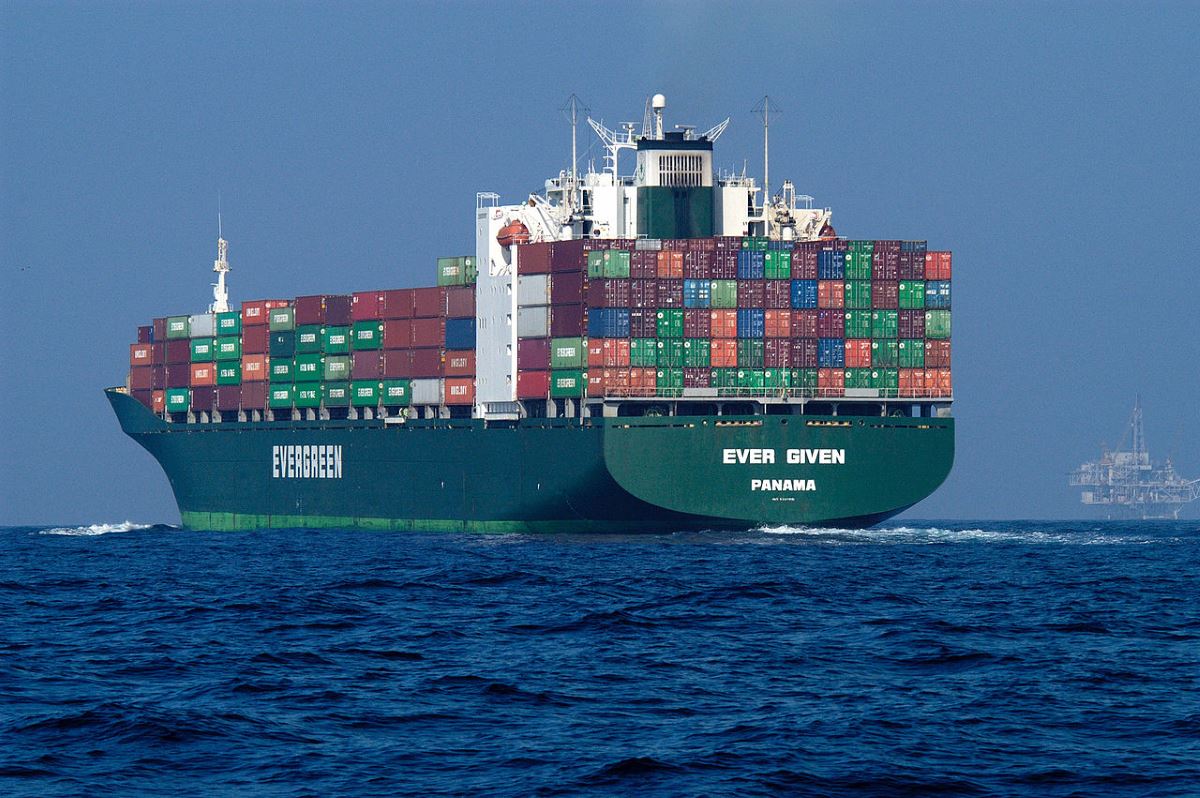 Beszorult a világ egyik legnagyobb teherhajója a Szuezi-csatornában