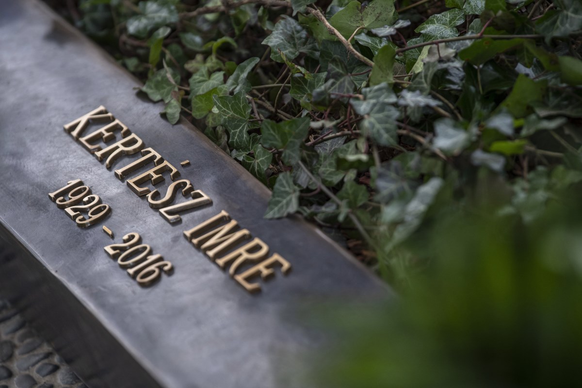Megemlékezést tartottak Kertész Imre halálának ötödik évfordulója alkalmából a Fiumei úti sírkertben