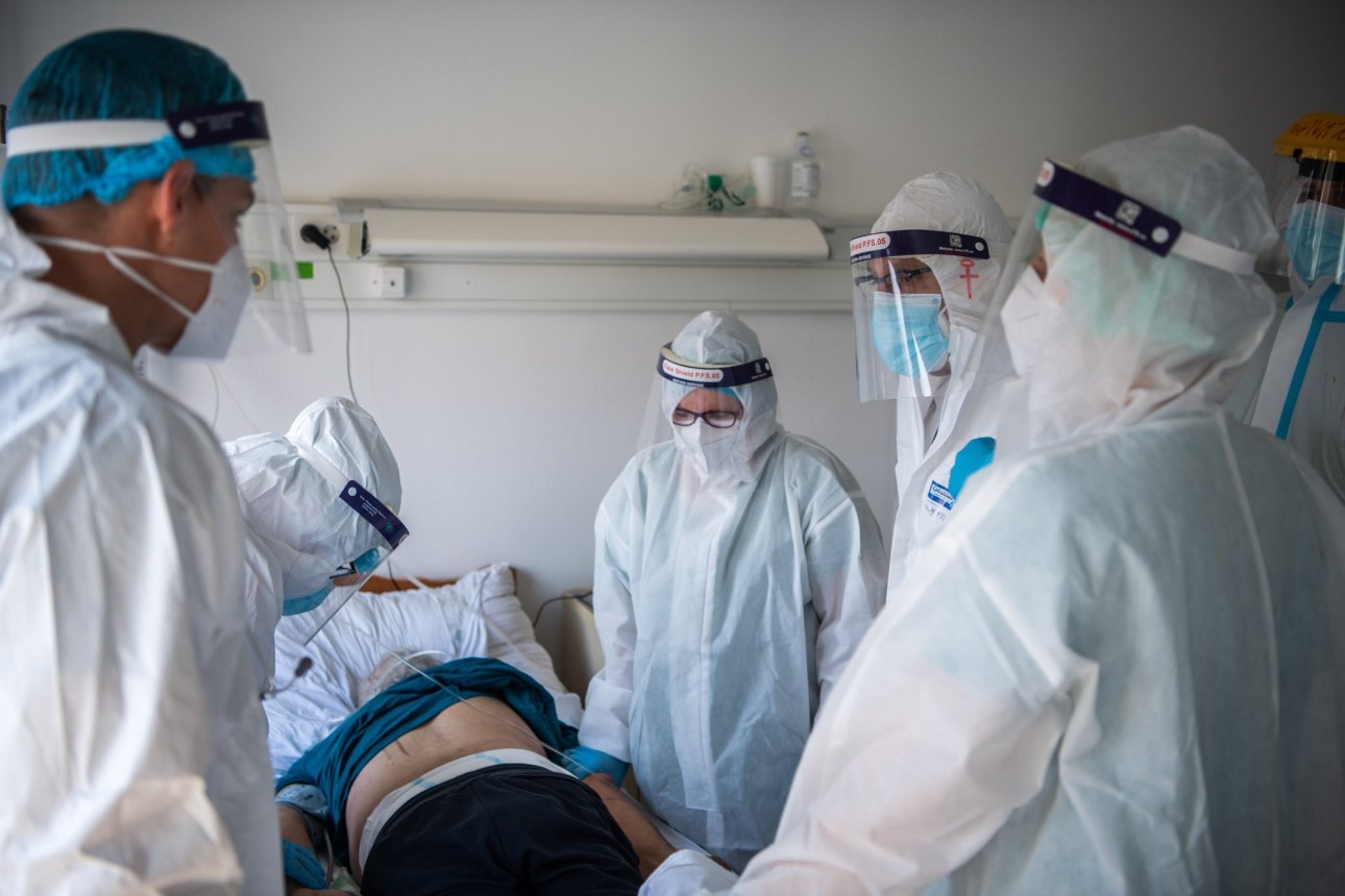 MOSZ: egyes kórházakban a 65-70 év felettieket már nem tudják lélegeztetőgépre tenni