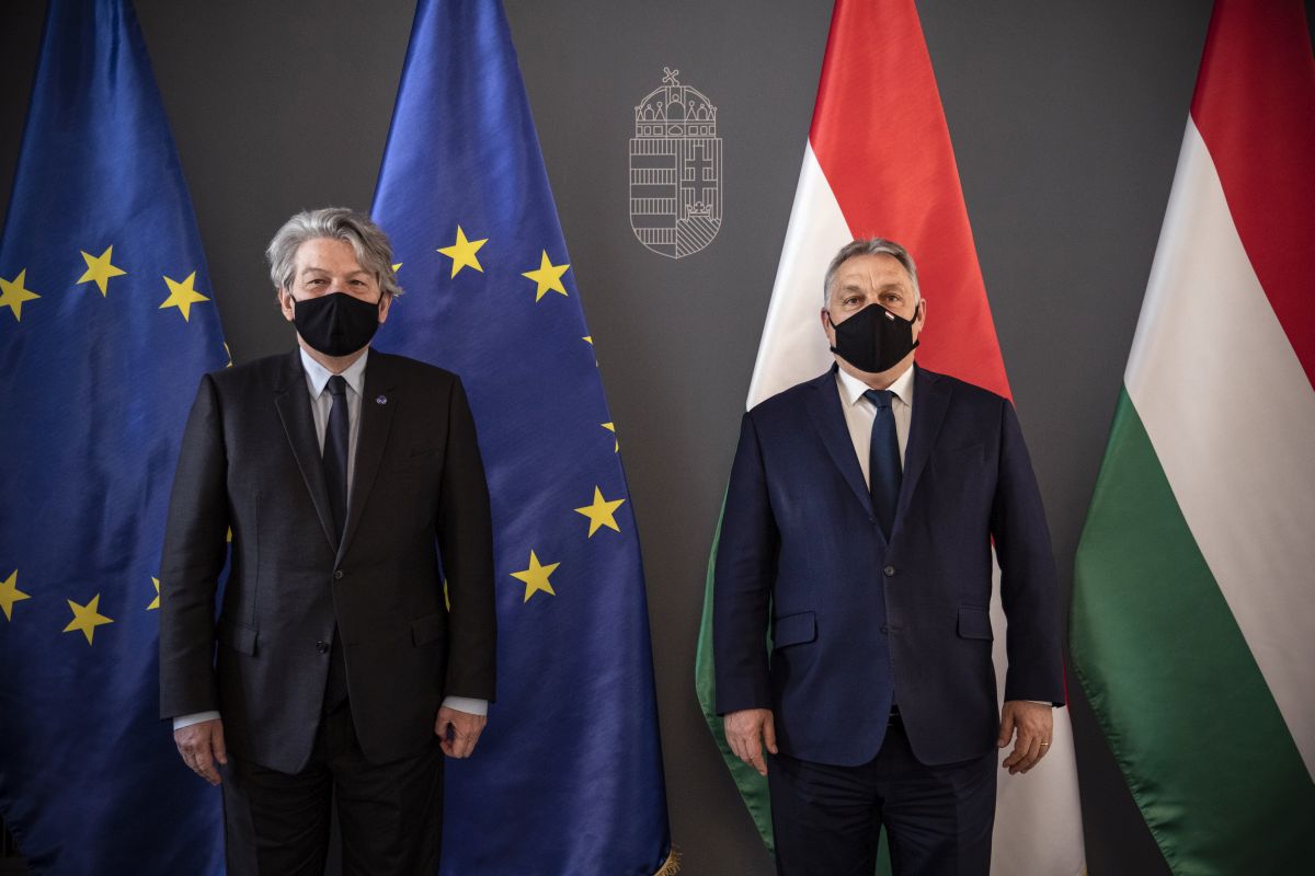 Oltóanyaggyártásról egyeztetett Orbán Viktor egy uniós biztossal