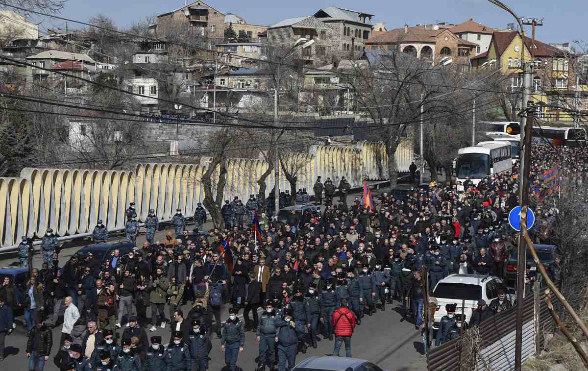Tiltakozások és káosz Örményországban