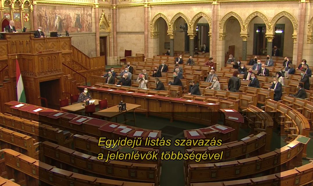Rendkívüli parlamenti üléssel indul a hét