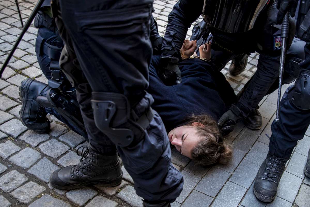 Összecsaptak a rendőrökkel a korlátozások ellen tüntetők Prágában