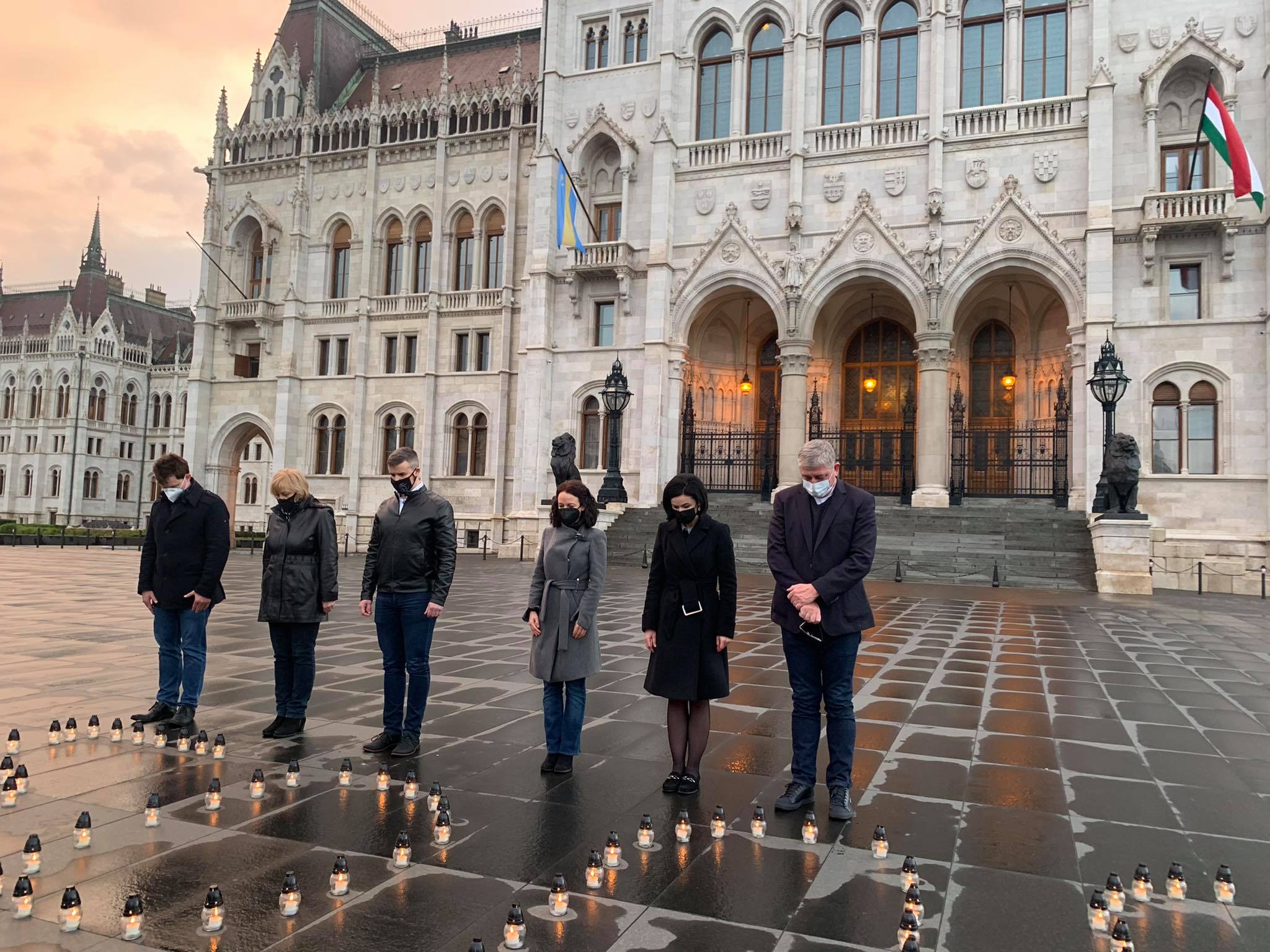 Az ellenzéki összefogás pártelnökei gyertyát gyújtottak a 25 ezer magyar covid-áldozat emlékére