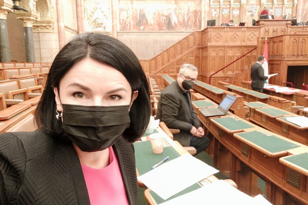 „Ha megveti a kommunizmust a Fidesz és a KDNP, akkor ezt a kínai vezetéssel is közöljék” – este is vitáztak a parlamentben