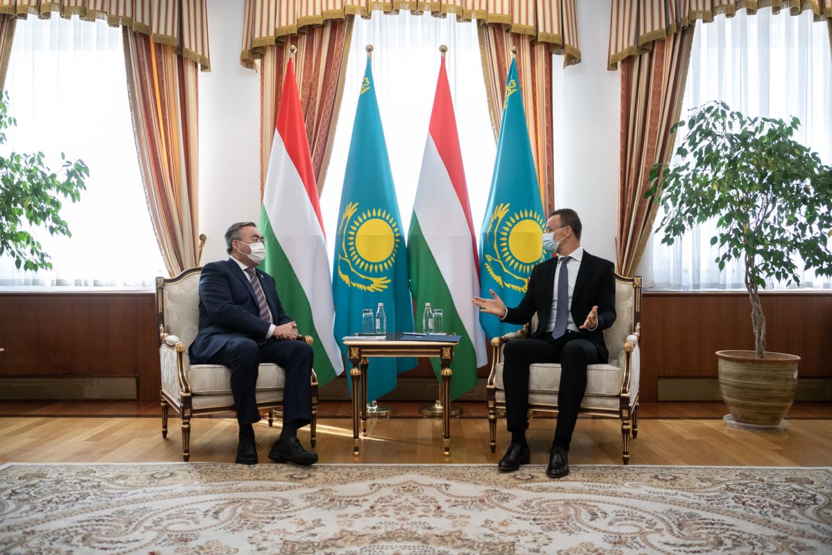 Szijjártó: Magyarország új lendületet szeretne adni a tádzsik–magyar kapcsolatoknak