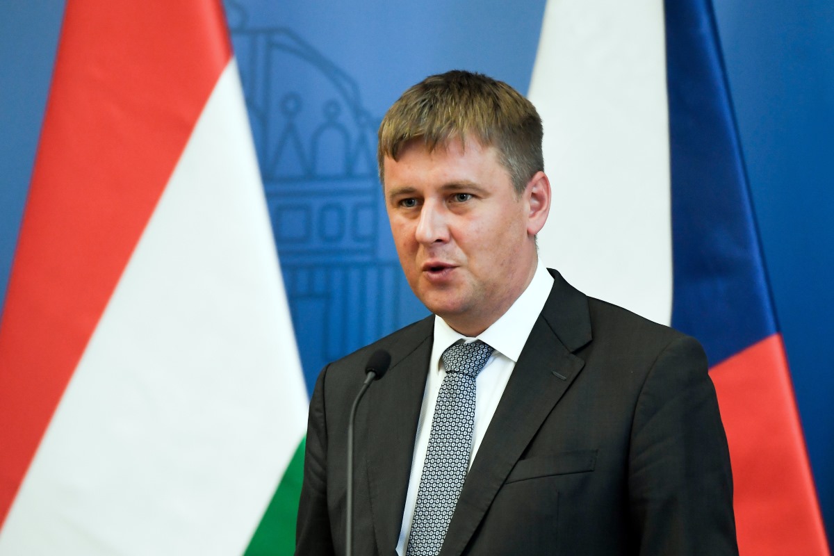Újabb minisztert menesztettek Csehországban