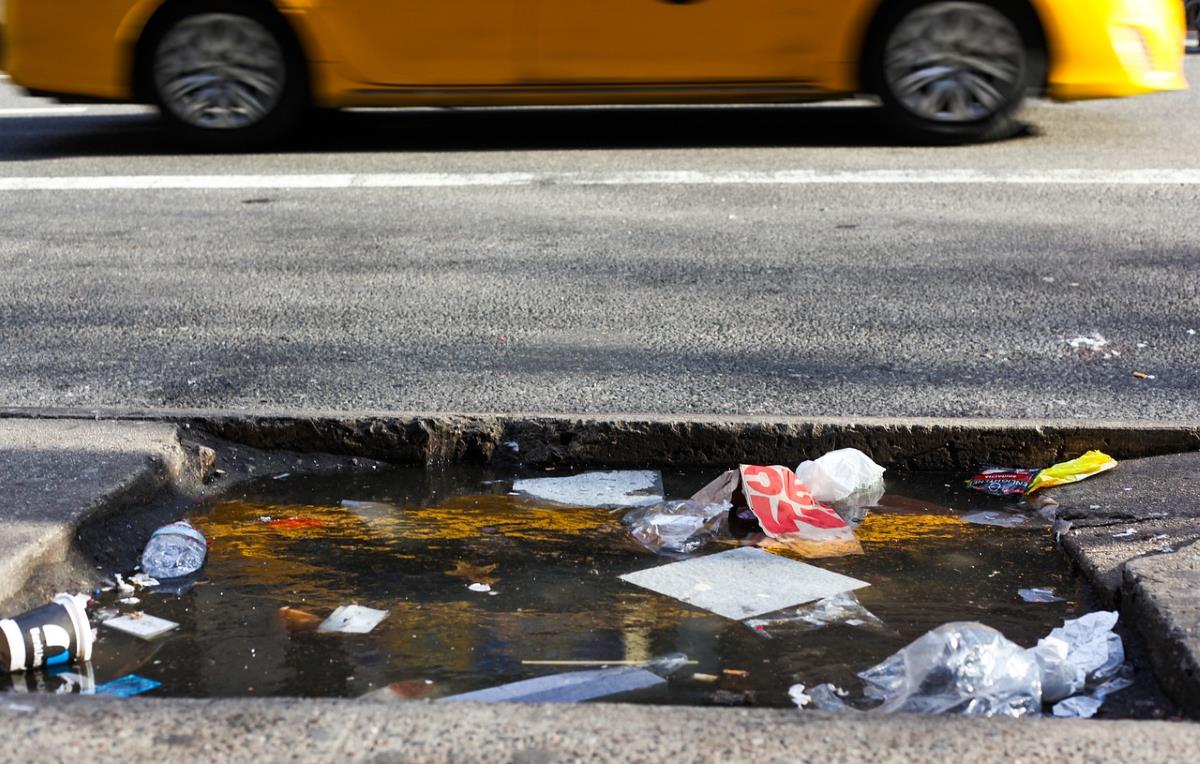 Az utak menti illegális hulladék felszámolását végzi a héten a Magyar Közút