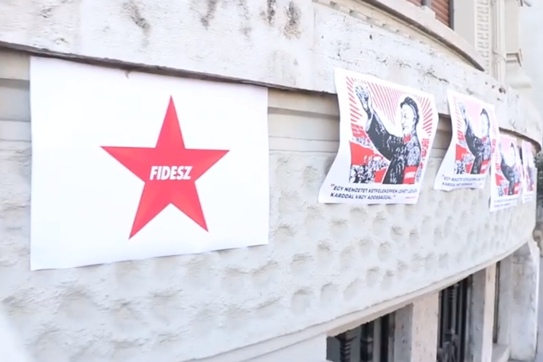 Kommunista plakátokat ragasztottak a Fidesz-székházra