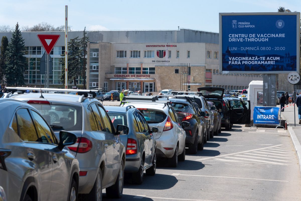 Kolozsváron autós oltóközpont nyílt, előjegyzés nélkül lehet Pfizer-vakcinát kapni