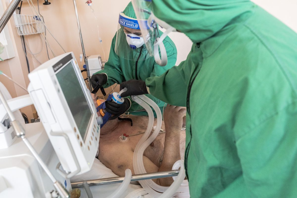Megvan, mely erdélyi kórházakba küld lélegeztetőgépeket a kormány