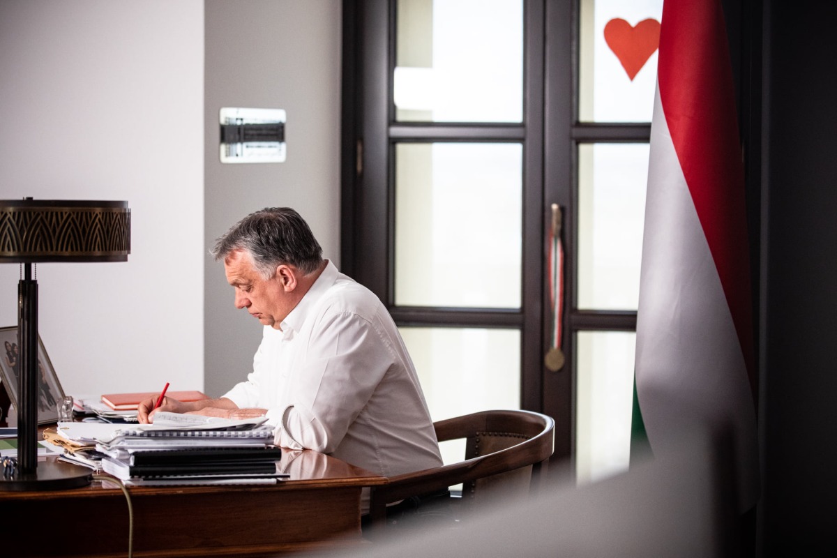 Orbán Viktor: Szerdán nyithatnak az üzletek és újraindulhatnak a szolgáltatások