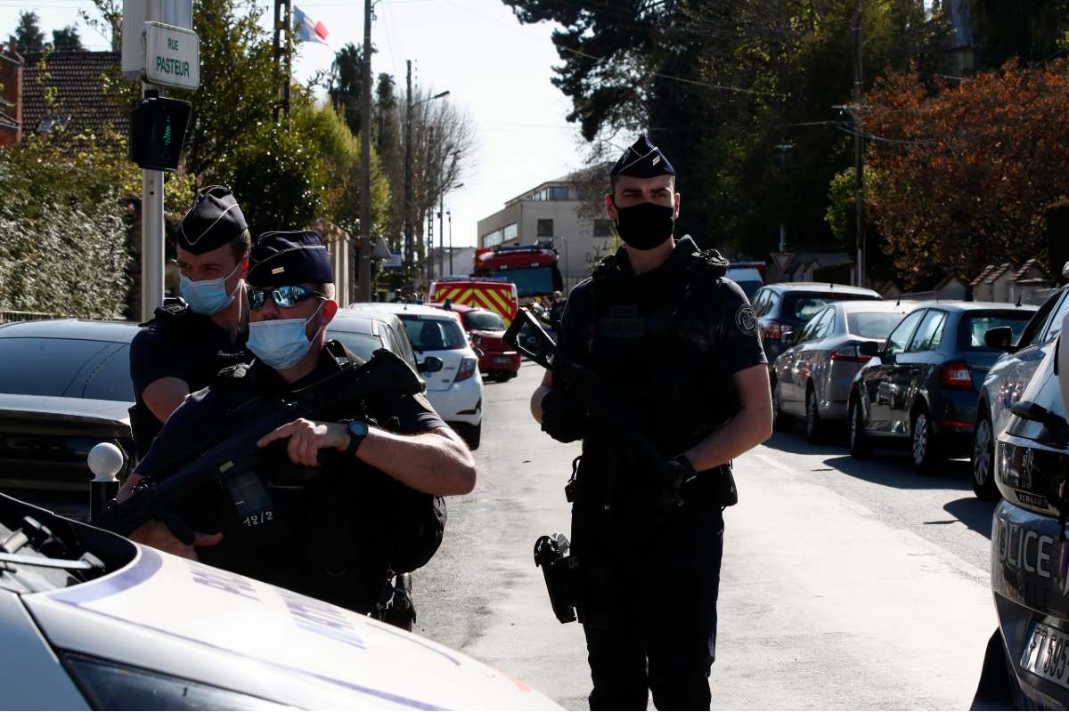 Megkéseltek egy francia rendőrnőt, a támadót lelőtték