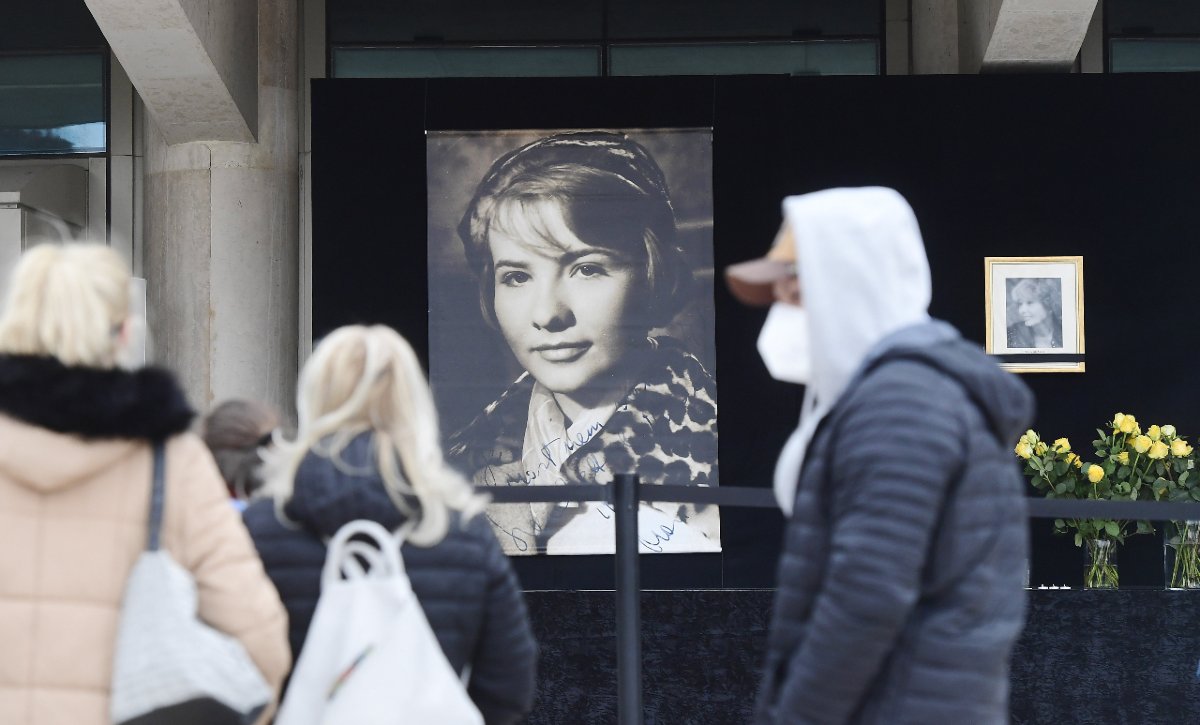 Sárga rózsával emlékeztek Törőcsik Marira a Nemzeti Színháznál – képeken
