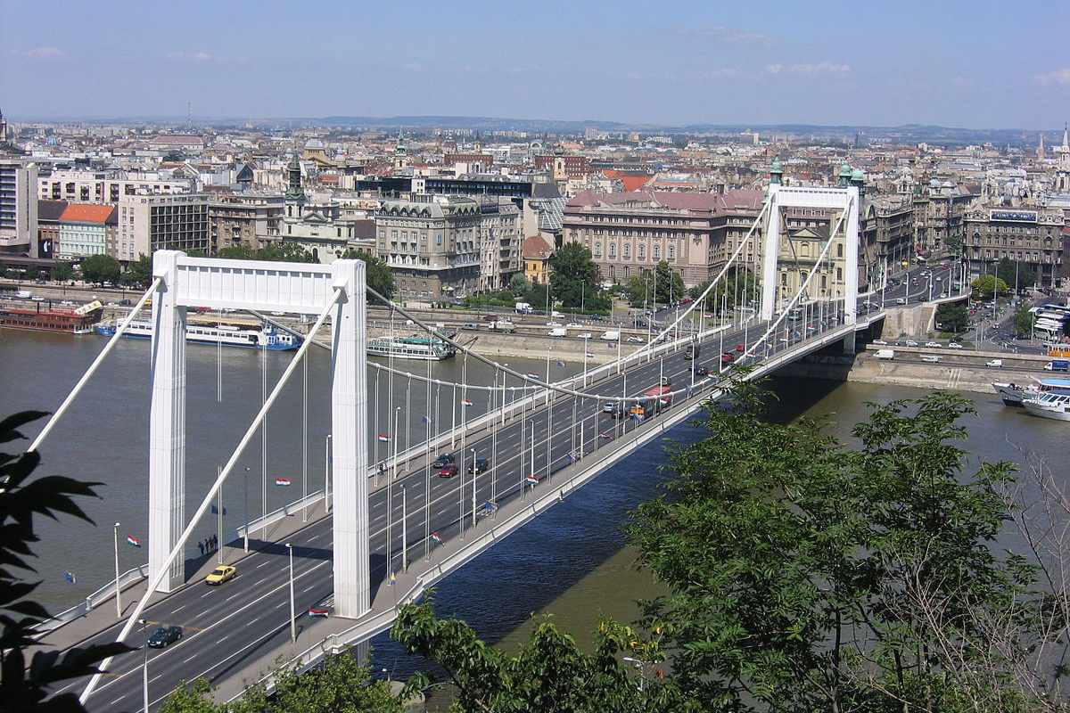 Az Erzsébet hídról a Dunába zuhant egy egyetemista