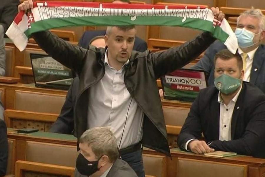 Megmutatta a Jobbik, mi történt a parlamentben felmutatott sállal