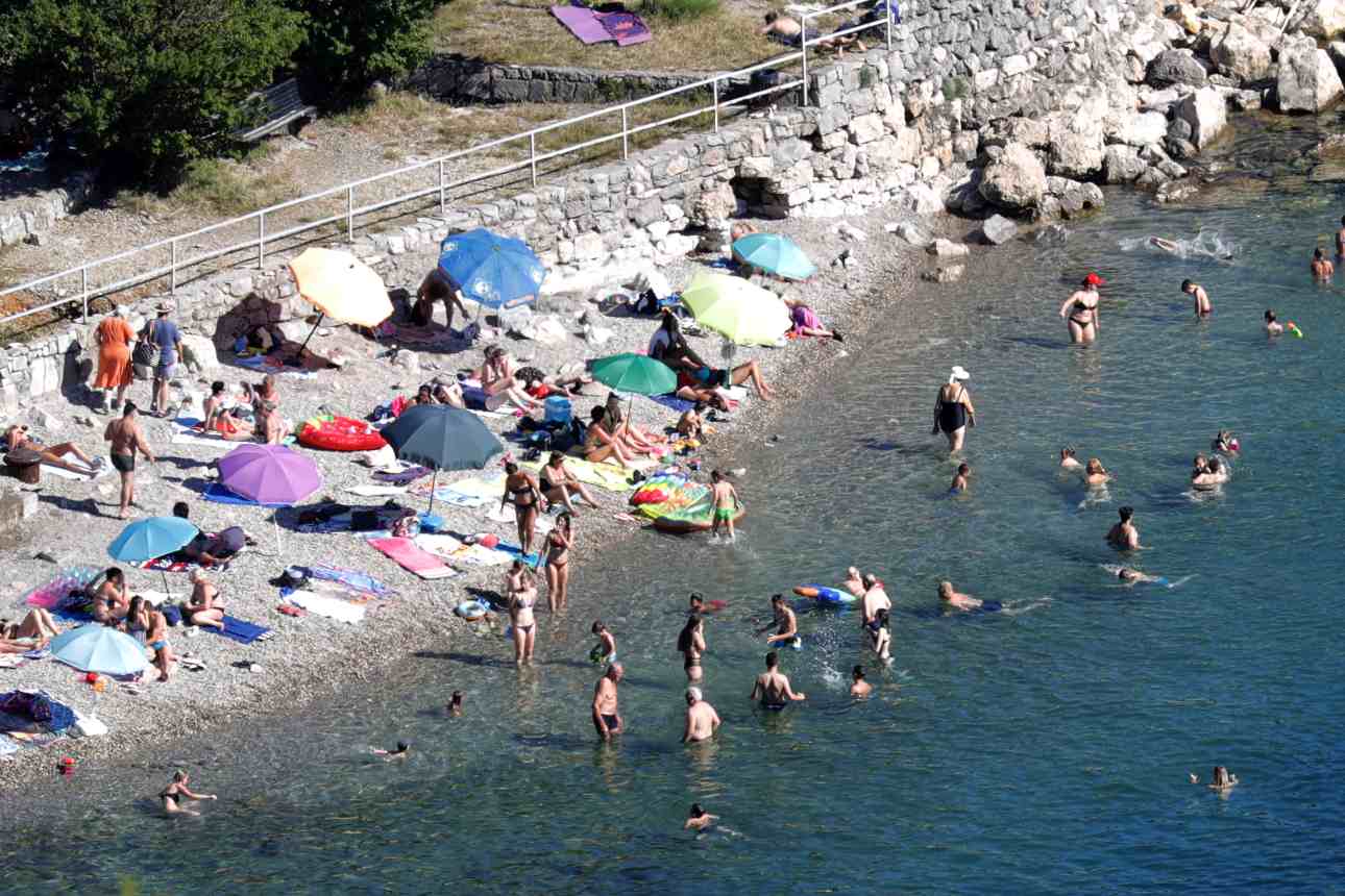 Itt a nyár és a nyaralási szezon, Horvátországban viszont nő a fertőzöttek száma