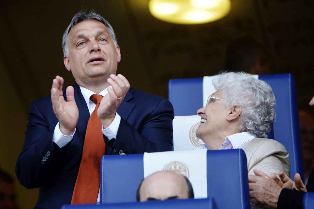 Orbán Viktor is kimegy hétfő este a Magyar Kupa sorsát eldöntő focimeccsre