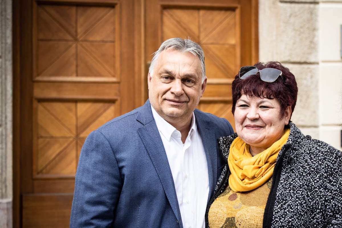 Nemcsak esküvőre készülő párral, járókelőkkel is fotózkodott Orbán Viktor