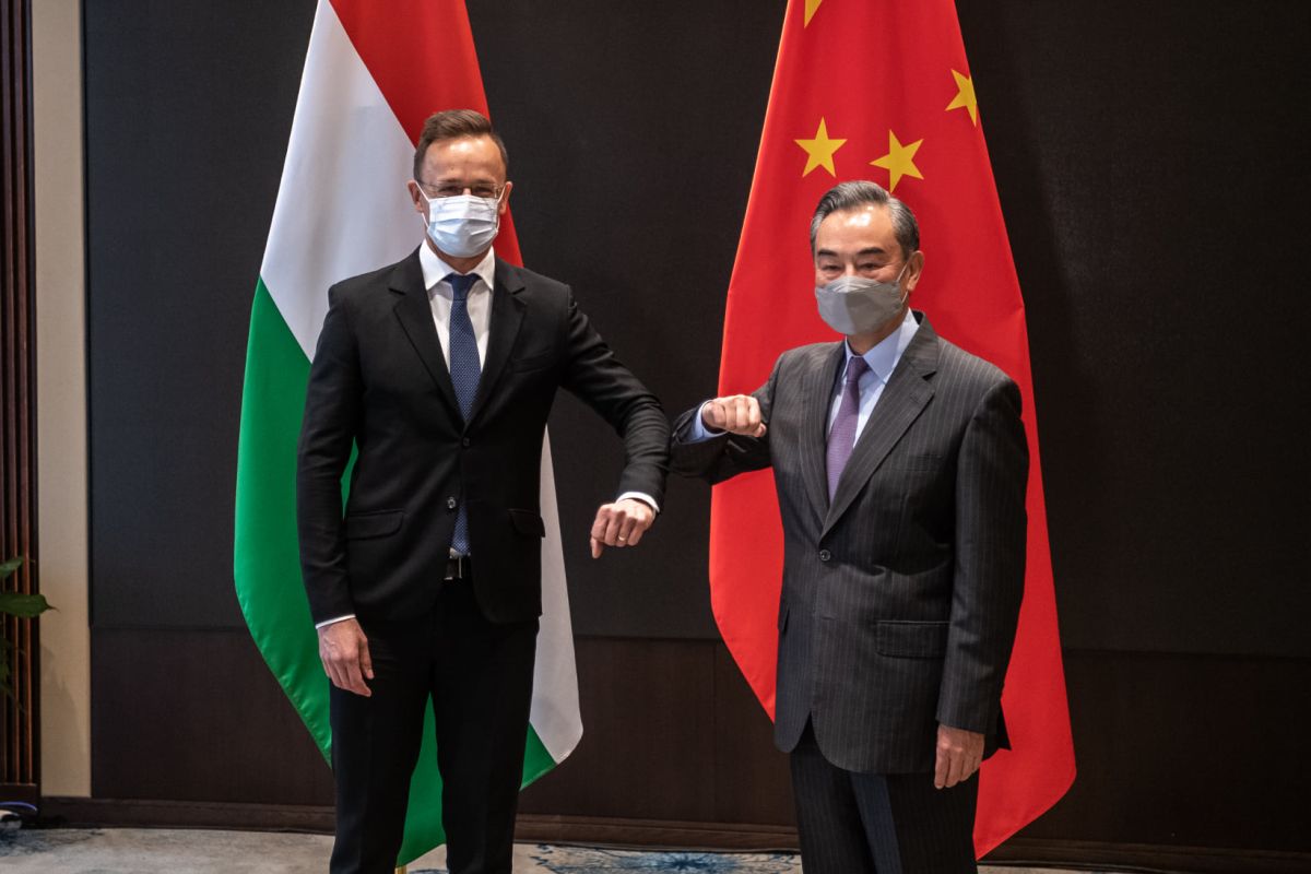 Szijjártó kitüntette Kína külügyminiszterét, akivel már tizenkettedszerre találkozott