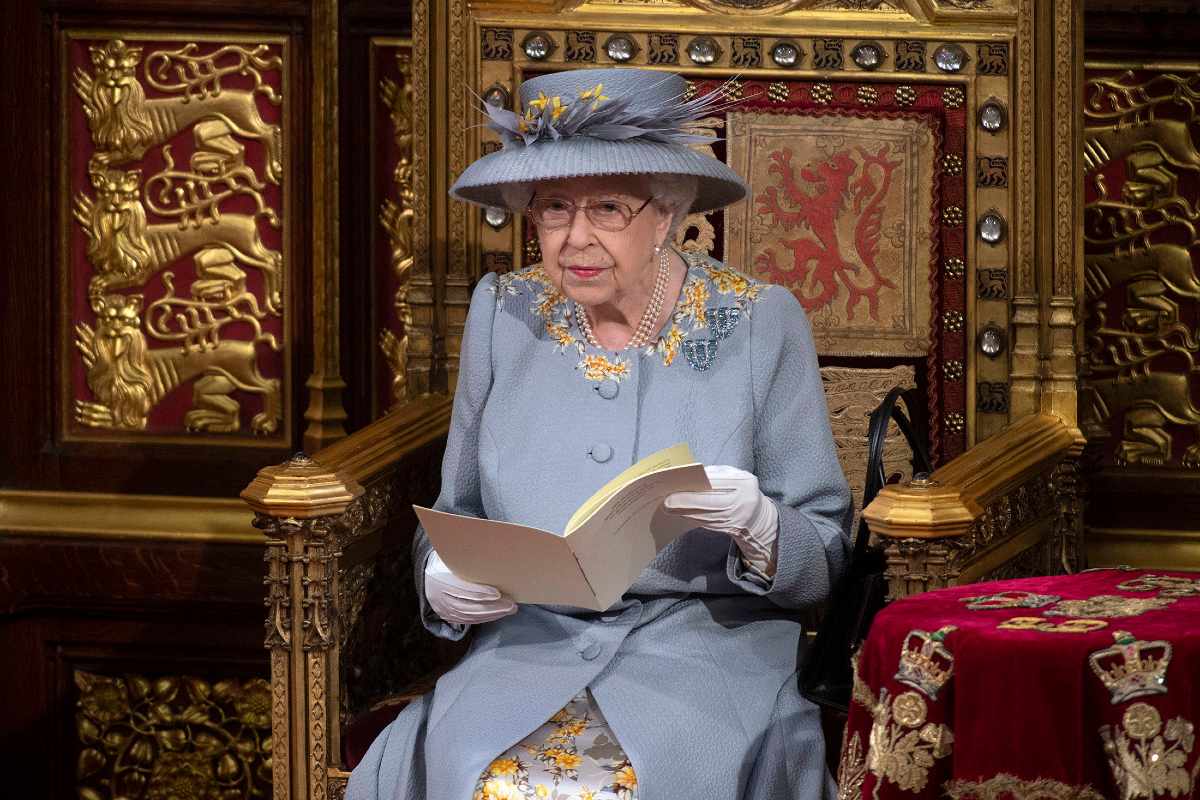 Szerényebb külsőségek között, de megnyitotta a brit parlament új évadát II. Erzsébet