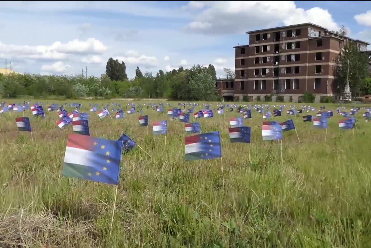 Magyar- és uniós zászlók a Fudan tervezett helyszínén