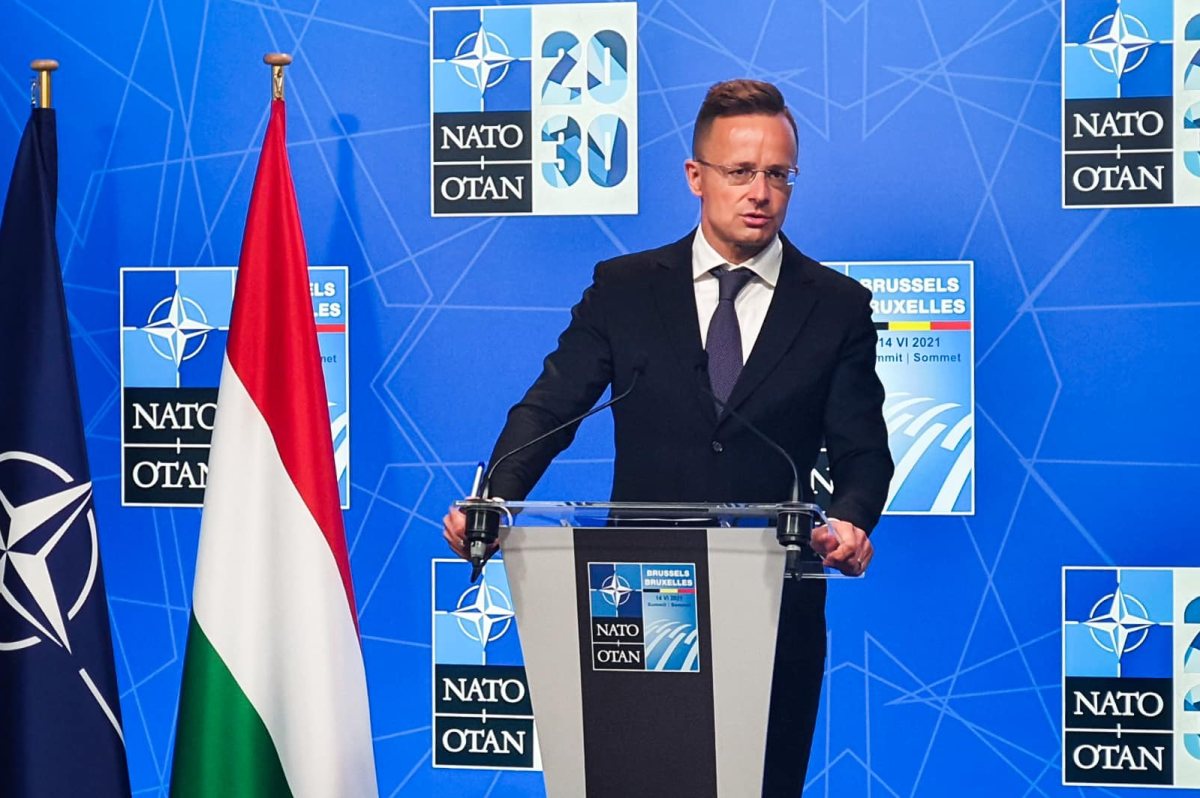 Szijjártó Péter: A NATO-tagoknak újra kellene gondolniuk sikertelennek bizonyult Ukrajna-stratégiájukat