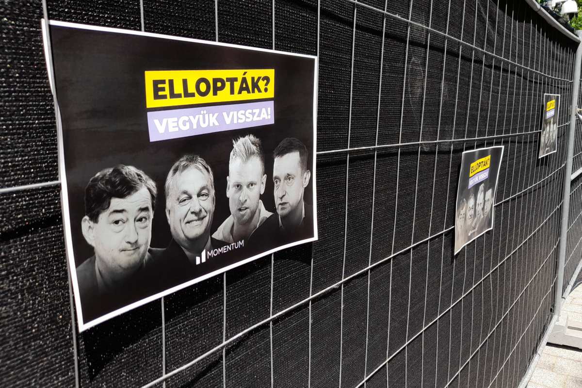 Plakátokat ragasztott a Momentum a Fidesz frakcióülését eltakaró fekete kordonokra