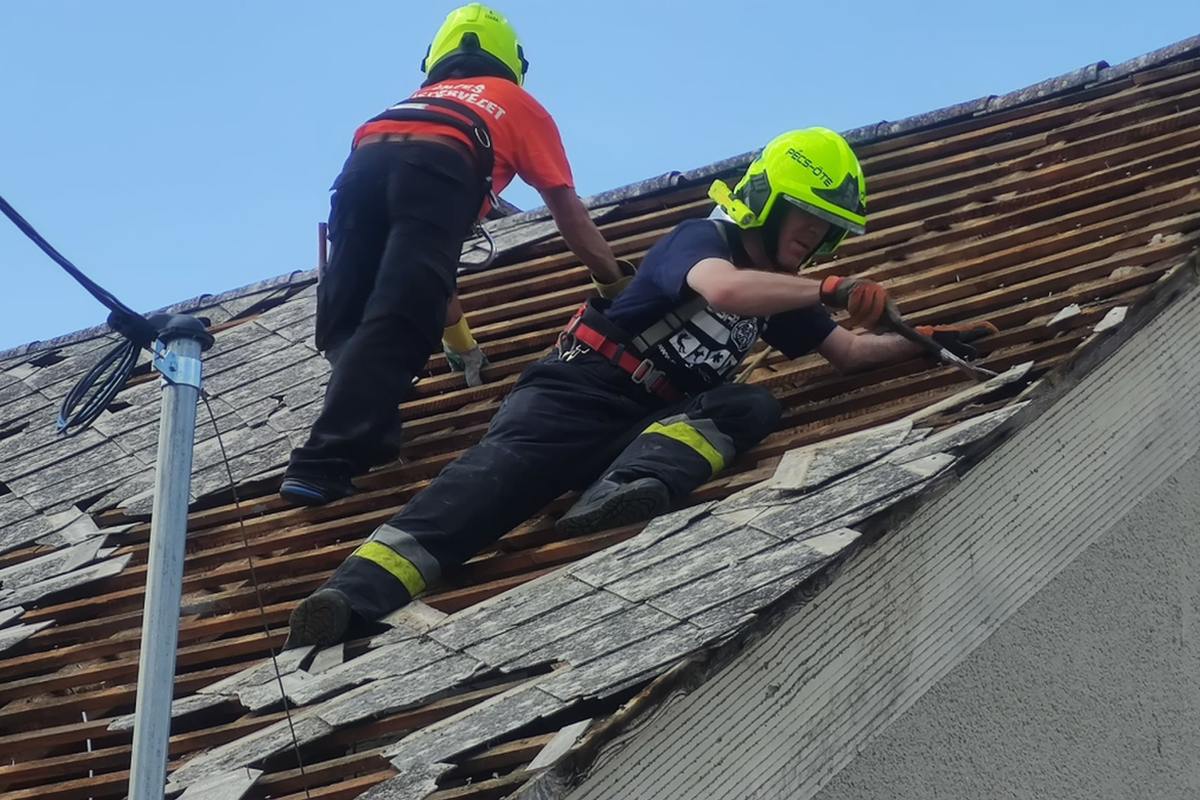 Még szombaton is dolgoztak a tűzoltók a viharkárok felszámolásán
