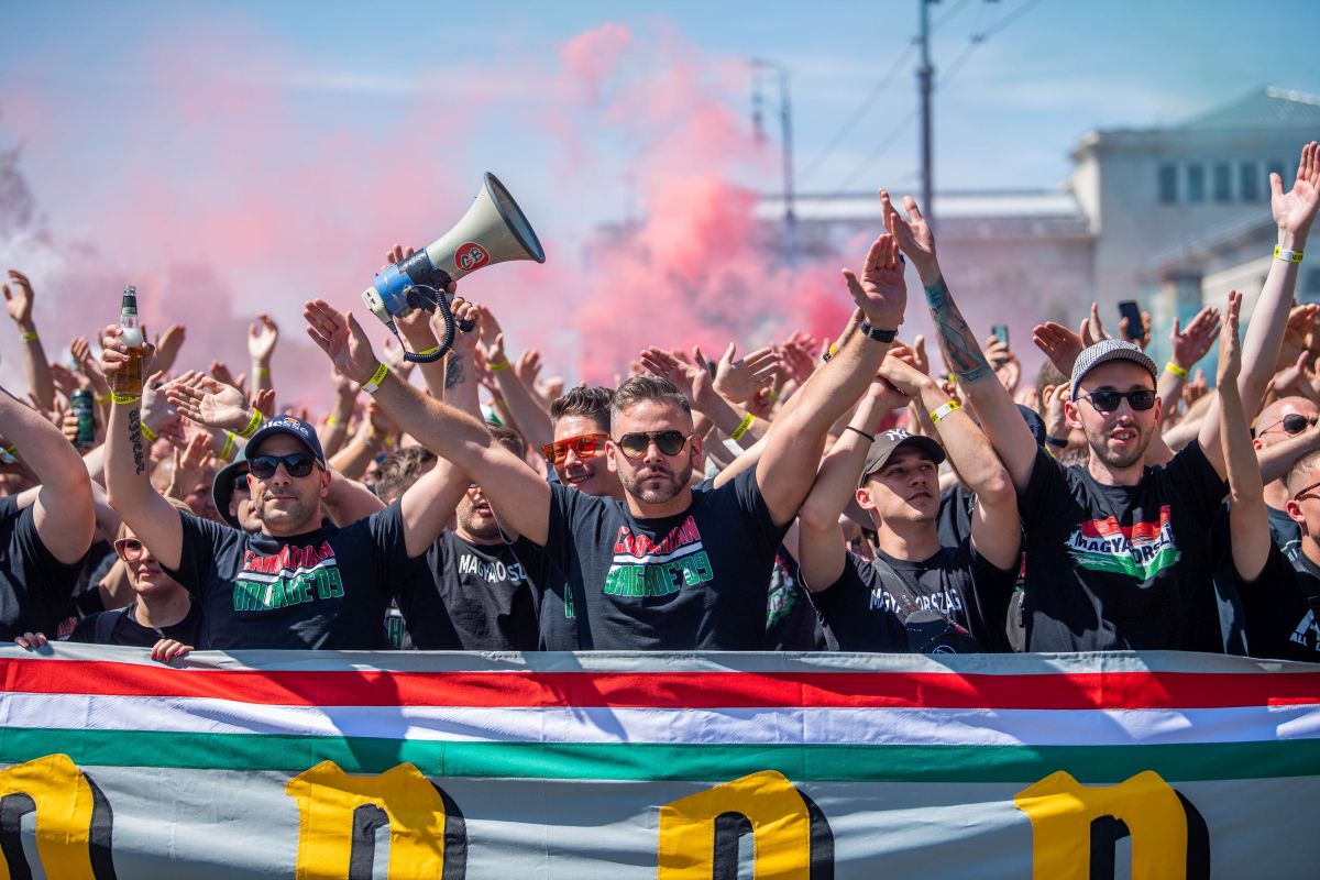 Több ezer magyar szurkoló vonult közösen a stadionhoz
