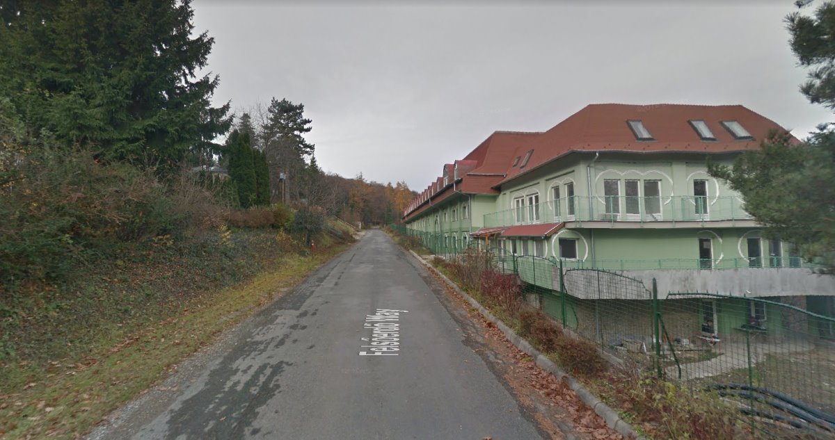 Villámcsapás miatt kigyulladt egy régi hotelépület tetőszerkezete Kőszegen