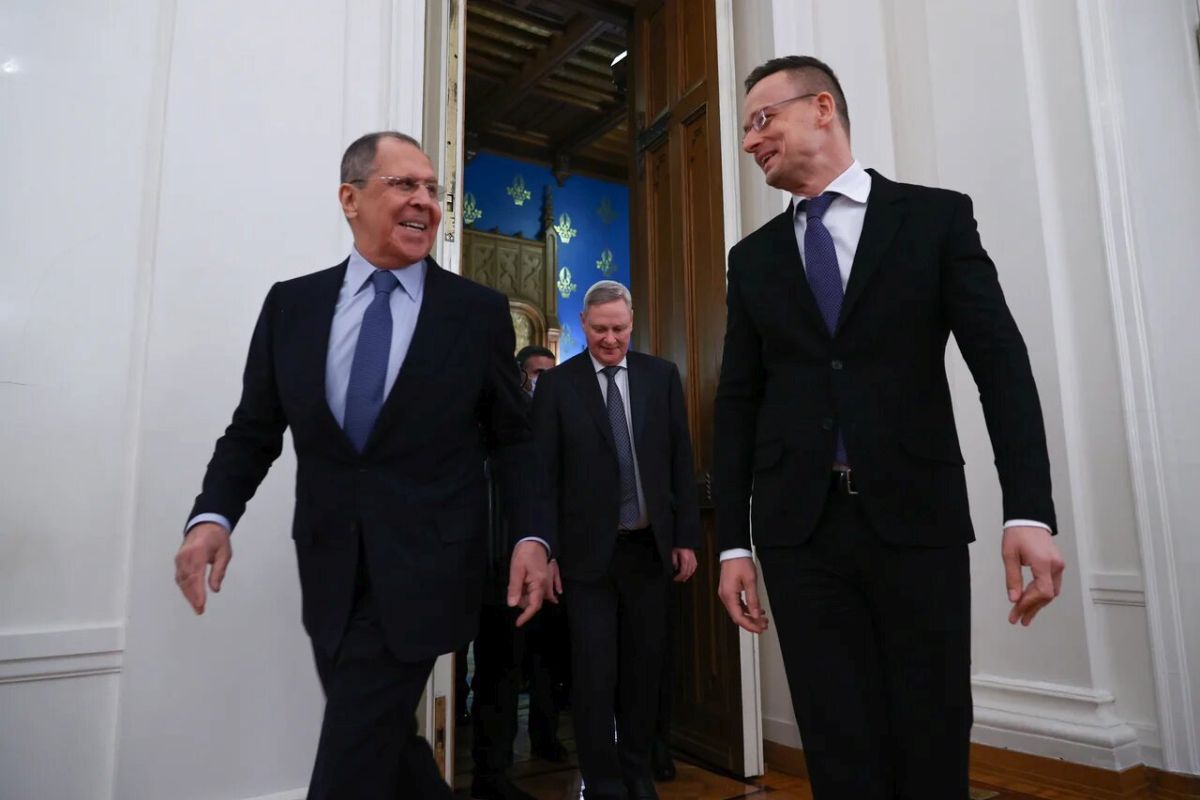 Nemcsak a kínai külügyminisztert, de orosz minisztereket is kitüntetett Áder