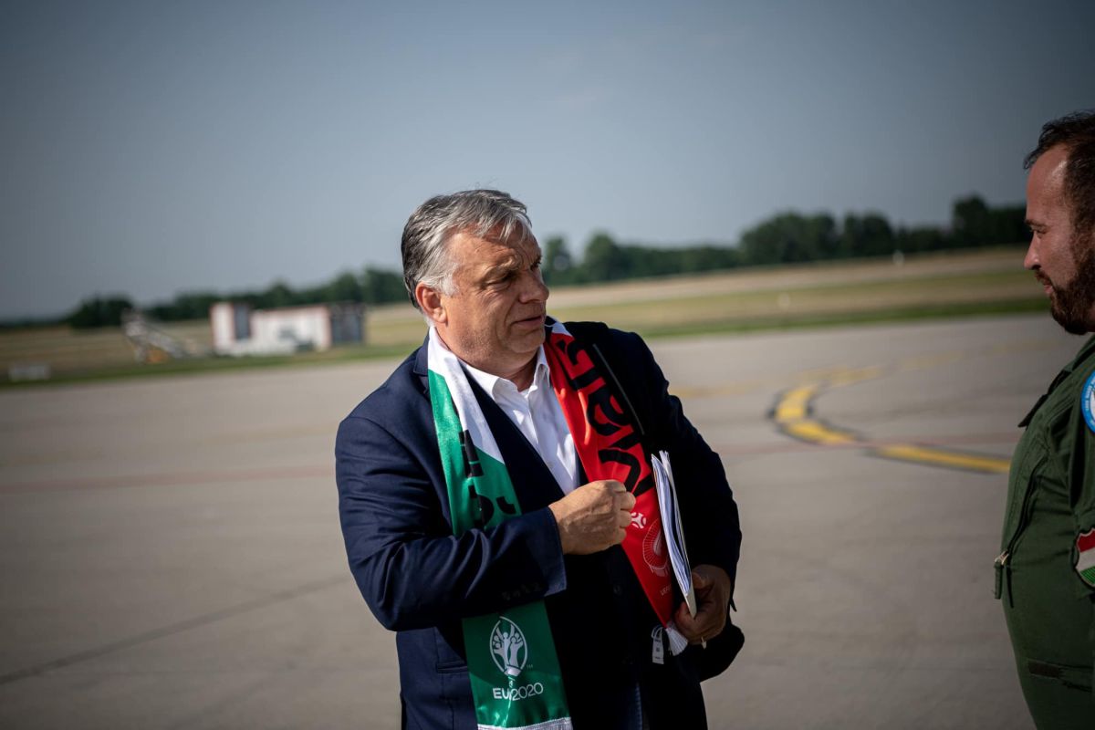 Orbán nemzeti színű sállal a nyakában üzente: Brüsszelbe megy