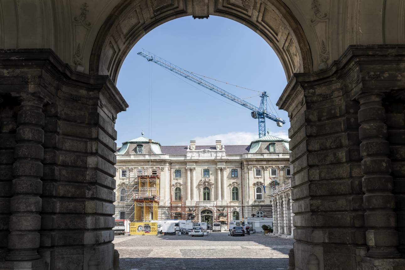 A Budavári Palota rekonstrukciója: történelmi visszaépítés vagy megtévesztő másolat?