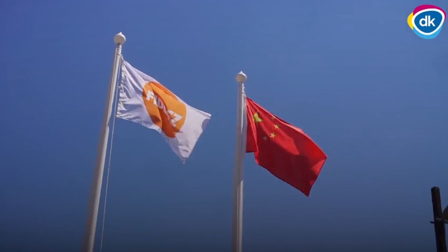 A DK felvonta a kínai és a fideszes zászlót a Fudan Egyetem tervezett helyszínén
