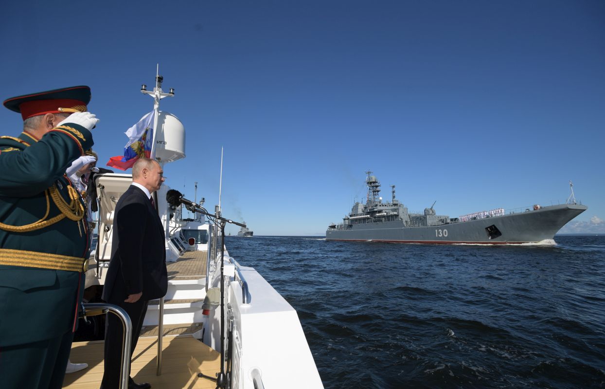 Orosz hadihajó lőtt egy brit romboló felé a Fekete-tengeren