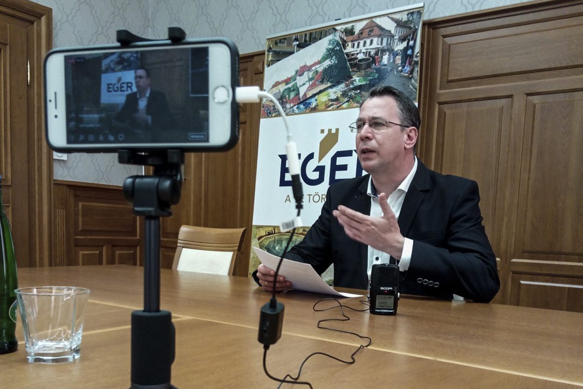 Húzgálja Mirkóczki Ádám polgármesteri székét az egri közgyűlés
