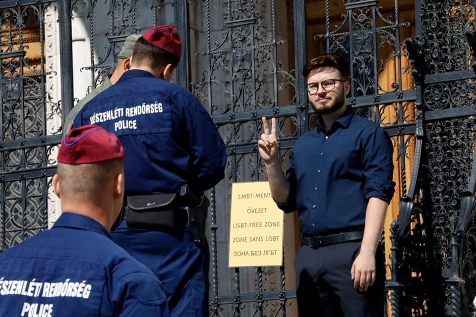 Nem tudták megbírságolni a Parlamentnél akciózó lengyel LMBTQ-aktivistát