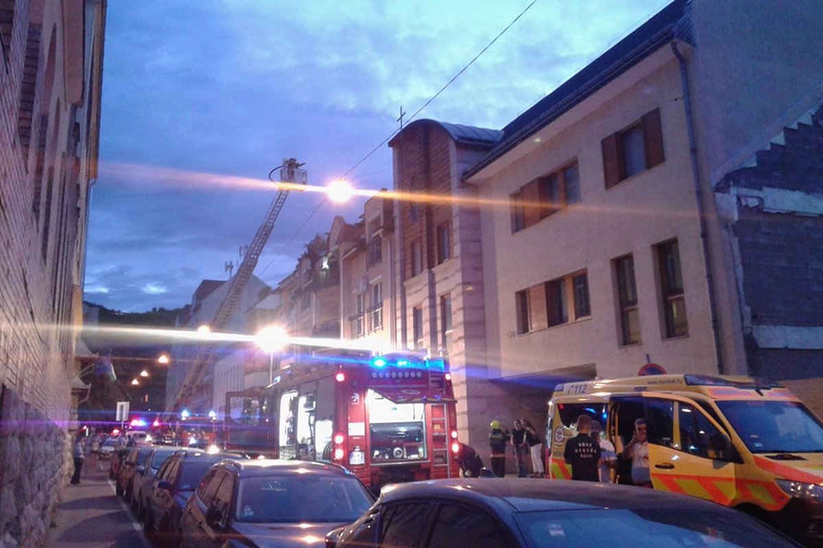Tűz ütött ki egy négyszintes lakóépületben Óbudán