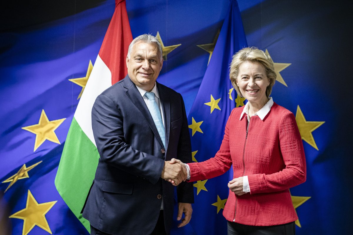 Kiderült, hogy Orbán Viktor hívta meg Budapestre von der Leyent